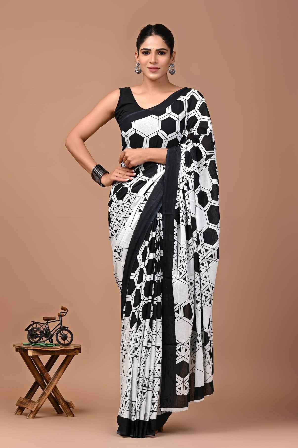 Noir Maze Geometric Mulmul Cotton Saree